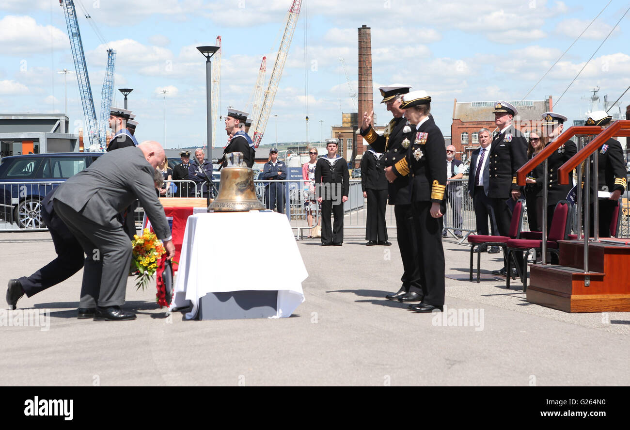 Portsmouth, Hampshire, Regno Unito. Xxiv Maggio, 2016. Un campanello ripristinato da un WW2 Battlecruiser è stata svelata dalla Principessa Anna oggi. La campana dal cofano HMS è ora in mostra presso il Museo Nazionale della Marina Reale (NMRN) a Portsmouth Historic Dockyard dopo essere stata recuperata dal fondo marino lo scorso anno. Cappa di HMS è stata colpita da un guscio dal tedesco corazzata, Bismarck, nel 1941 e oggi segna il settantacinquesimo anniversario di quel giorno. Credito: uknip/Alamy Live News Foto Stock