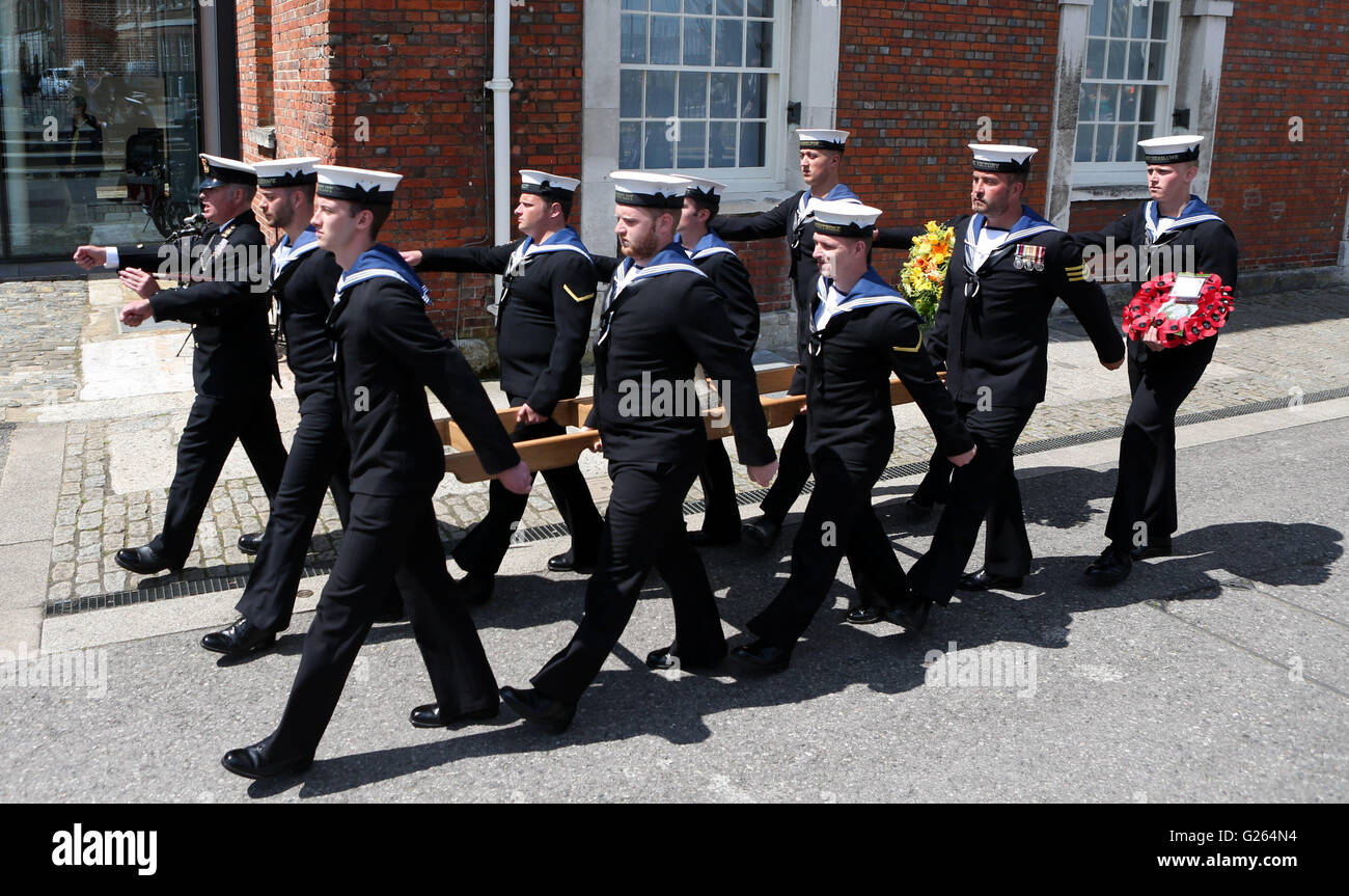 Portsmouth, Hampshire, Regno Unito. Xxiv Maggio, 2016. Un campanello ripristinato da un WW2 Battlecruiser è stata svelata dalla Principessa Anna oggi. La campana dal cofano HMS è ora in mostra presso il Museo Nazionale della Marina Reale (NMRN) a Portsmouth Historic Dockyard dopo essere stata recuperata dal fondo marino lo scorso anno. Cappa di HMS è stata colpita da un guscio dal tedesco corazzata, Bismarck, nel 1941 e oggi segna il settantacinquesimo anniversario di quel giorno. Credito: uknip/Alamy Live News Foto Stock