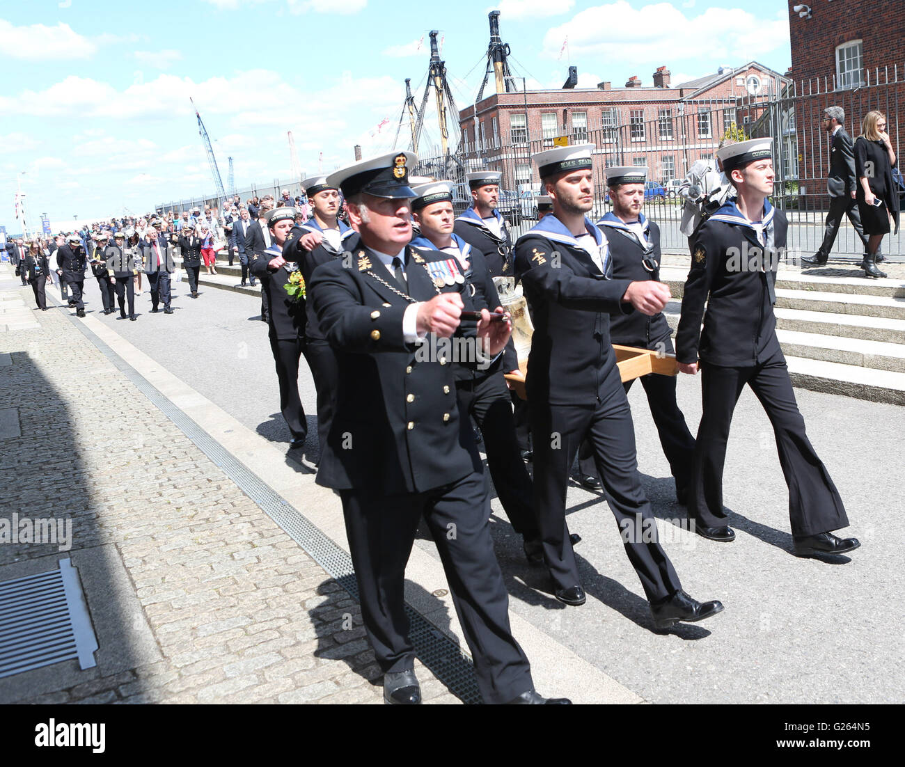 Portsmouth, Hampshire, Regno Unito. Xxiv Maggio, 2016. Un campanello ripristinato da un WW2 Battlecruiser è stata svelata dalla Principessa Anna oggi. La campana dal cofano HMS è ora in mostra presso il Museo Nazionale della Marina Reale (NMRN) a Portsmouth Historic Dockyard dopo essere stata recuperata dal fondo marino lo scorso anno. Cappa di HMS è stata colpita da un guscio dal tedesco corazzata, Bismarck, nel 1941 e oggi segna il settantacinquesimo anniversario di quel giorno. Credito: uknip/Alamy Live News Foto Stock