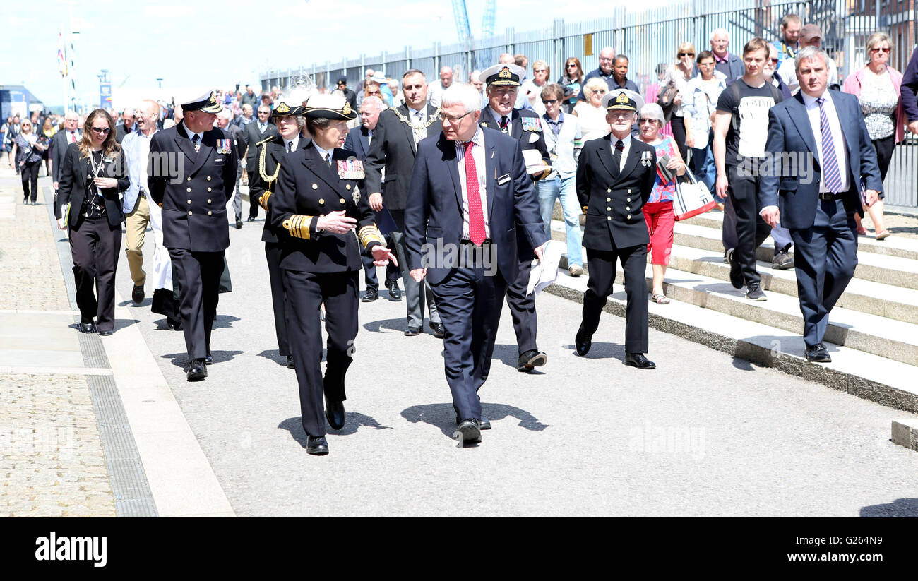 Portsmouth, Hampshire, Regno Unito. Xxiv Maggio, 2016. Un campanello ripristinato da un WW2 Battlecruiser è stata svelata dalla Principessa Anna oggi. La campana dal cofano HMS è ora in mostra presso il Museo Nazionale della Marina Reale (NMRN) a Portsmouth Historic Dockyard dopo essere stata recuperata dal fondo marino lo scorso anno. Cappa di HMS è stata colpita da un guscio dal tedesco corazzata, Bismarck, nel 1941 e oggi segna il settantacinquesimo anniversario di quel giorno. Credito: uknip/Alamy Live News Foto Stock