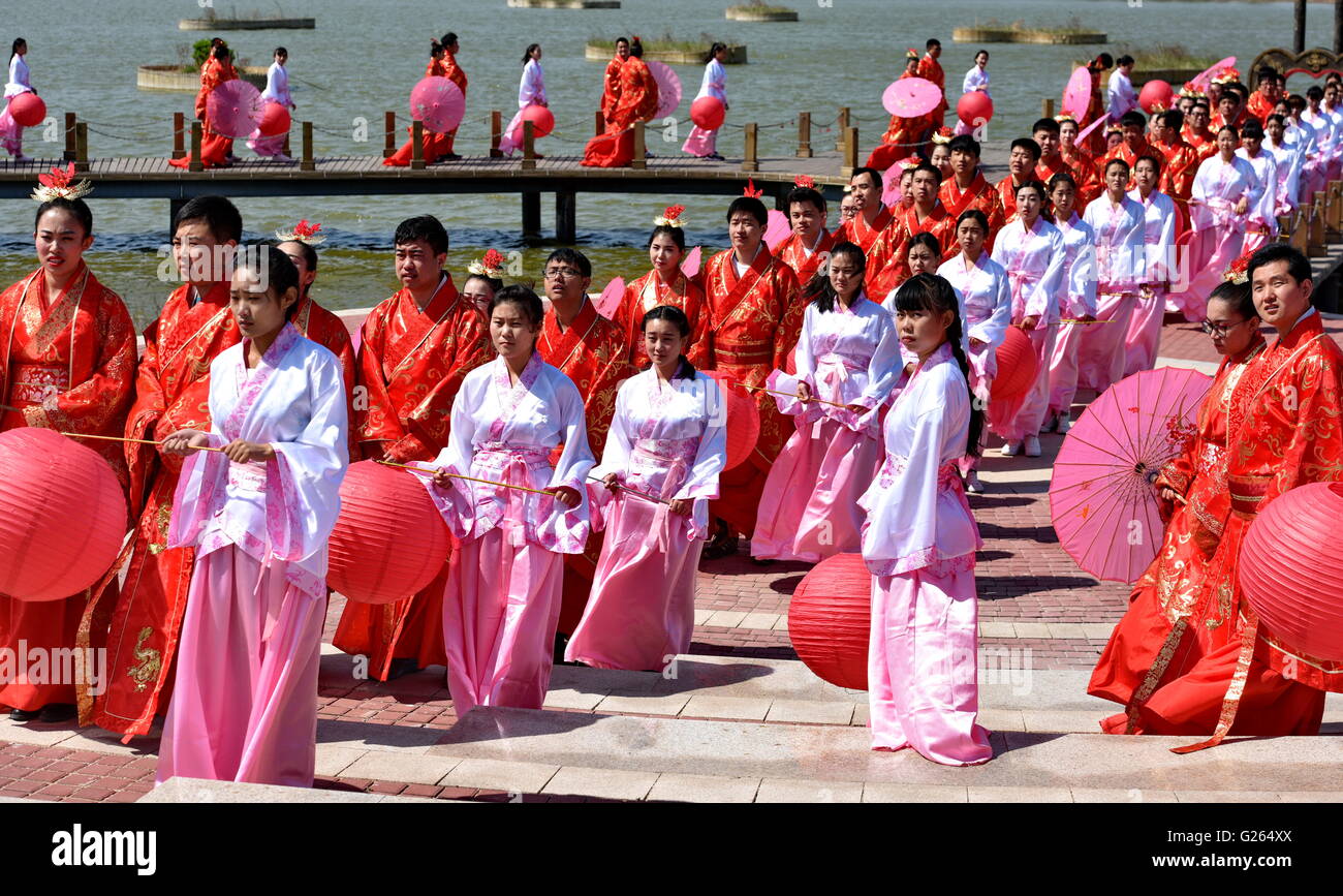 Shijiazhuang cinese nella provincia di Hebei. Xxiv Maggio, 2016. Gli sposi indossano dinastia Han (206BC-220AD) abiti stile partecipare a un gruppo di nozze in Caofeidian di Tangshan, città del nord della Cina nella provincia di Hebei, 24 maggio 2016. Un totale di 66 coppie seguite le procedure di un tradizionale dinastia Han nozze stile martedì. Credito: Dong Jun/Xinhua/Alamy Live News Foto Stock