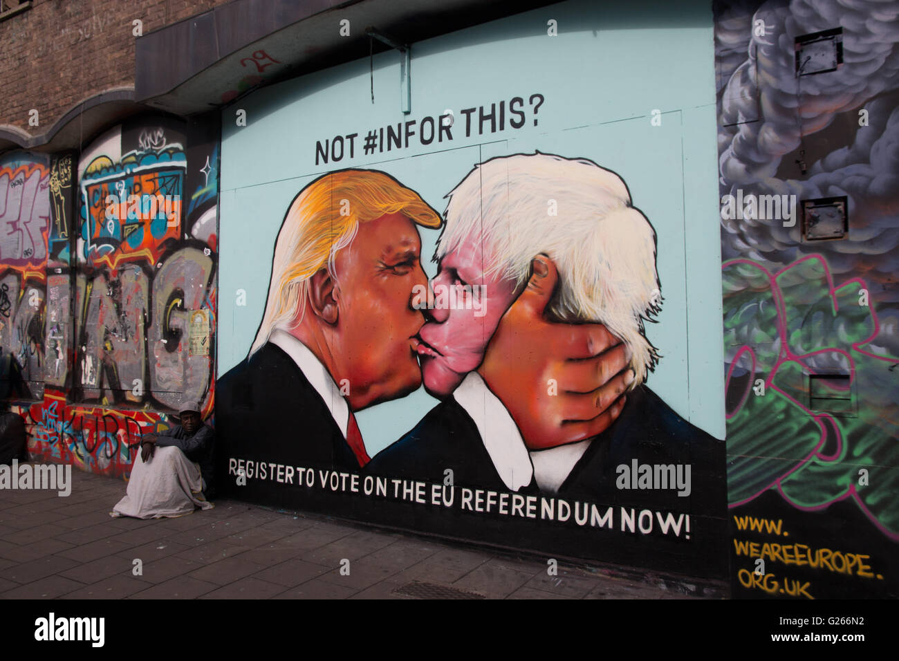 Satirico di arte di strada che mostra Donald Trump kissing Boris Johnson, per incoraggiare la gente a votare nel 2016 UE referendum. Foto Stock