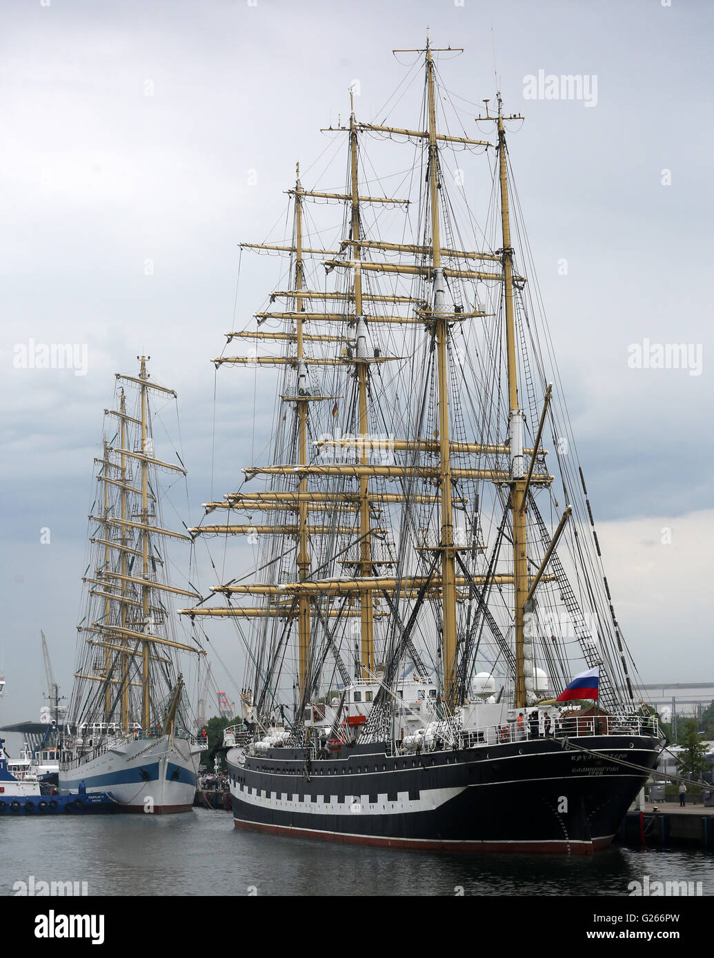 Rockstock-Warnemuende, Germania. 23 Maggio, 2016. Il Russo tall ship "Krusenstern' attracco a Rockstock-Warnemuende, Germania, 23 maggio 2016. Insieme con la Federazione tall ship 'Mir', 'Krusenstern' visite Meclemburgo-Pomerania occidentale per il secondo giorno la Russia il 25 maggio 2016. Foto: BERND WUESTNECK/dpa/Alamy Live News Foto Stock