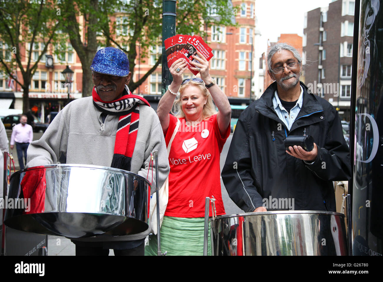 Sloane Square, London, Regno Unito 24 maggio 2016 - Votare per lasciare gli attivisti con nastro di acciaio al di fuori Sloane Square stazione della metropolitana. Credito: Dinendra Haria/Alamy Live News Foto Stock