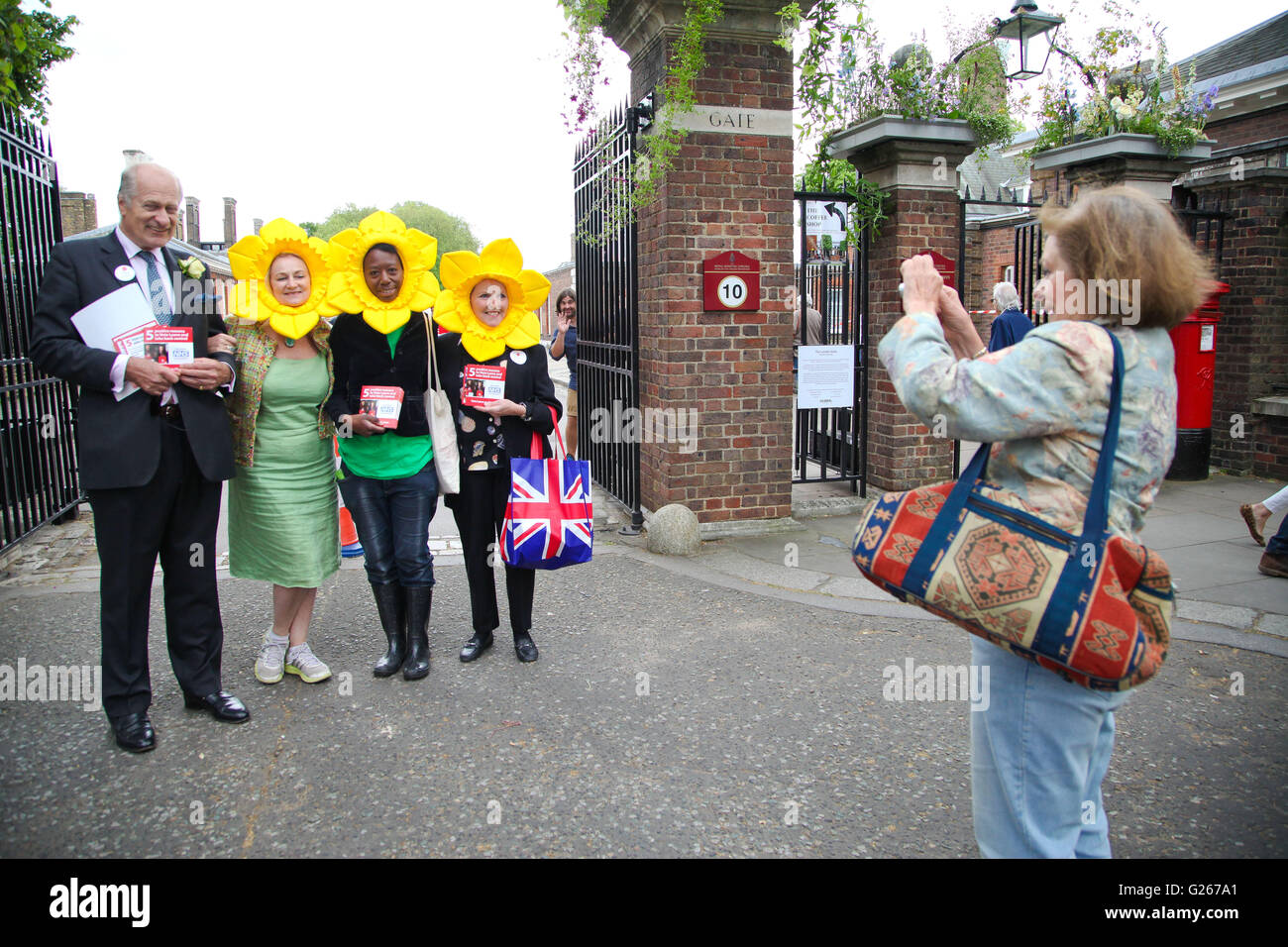 Sloane Square, London, Regno Unito 24 maggio 2016 - Votare per lasciare gli attivisti indossando narcisi faccia hat al di fuori di RHS Chelsea Flower Show Credito: Dinendra Haria/Alamy Live News Foto Stock