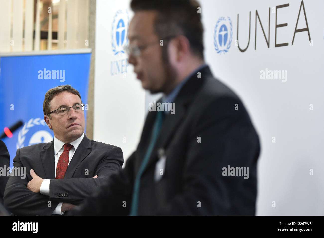 (160524)-- NAIROBI, 24 maggio 2016 (Xinhua)-- UNEP Executive Director Achim Steiner (L) ascolta egli Kebin, Preside della Scuola di ambiente al Tsingua University in Cina, che è quello di introdurre "analisi del controllo dell'inquinamento atmosferico a Pechino: 1998-2013' nel corso di una conferenza stampa della permanente seconda edizione delle Nazioni Unite Gruppo ambiente di Nairobi, in Kenya, il 24 maggio 2016. Il Programma Ambientale delle Nazioni Unite (UNEP) ha detto che vi è la necessità per i governi di ribattitura interventi politici volti a ridurre l'inquinamento atmosferico. (Xinhua/Sun Ruibo) Foto Stock