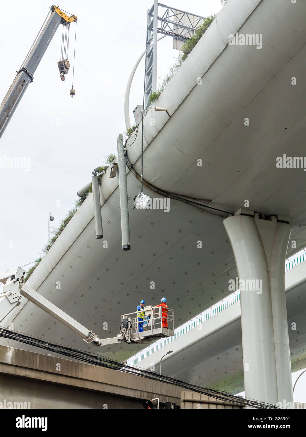 Shanghai, Shanghai, CHN. 25 Maggio, 2016. Shanghai, Cina - 23 Maggio 2016: (solo uso editoriale. Cina OUT) un sistema illegale di sovraccarico autocarro portante 10-metro-lunga tubazione di cemento ha guidato attraverso il viadotto a Shanghai e ha avuto un incidente di auto tra Zhenhua Road e Wanrong Road a 0:30 maggio 23. Il ponte la superficie è fortemente danneggiato. Lavoratori che provengono per la riparazione con una gru al mattino. © SIPA Asia/ZUMA filo/Alamy Live News Foto Stock