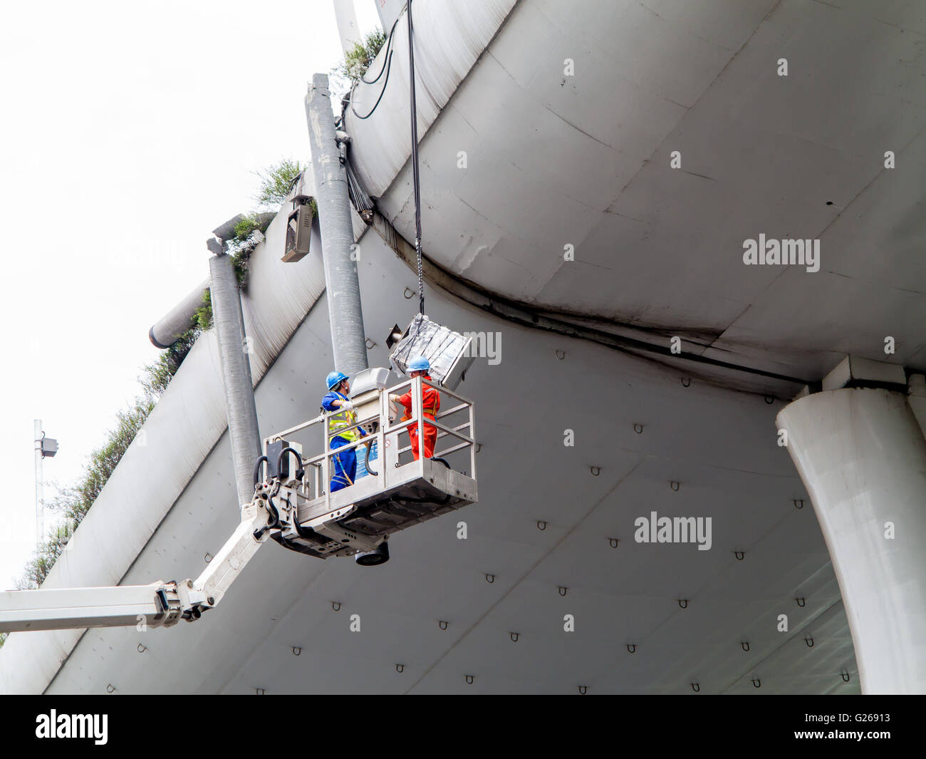 Shanghai, Shanghai, CHN. 25 Maggio, 2016. Shanghai, Cina - 23 Maggio 2016: (solo uso editoriale. Cina OUT) un sistema illegale di sovraccarico autocarro portante 10-metro-lunga tubazione di cemento ha guidato attraverso il viadotto a Shanghai e ha avuto un incidente di auto tra Zhenhua Road e Wanrong Road a 0:30 maggio 23. Il ponte la superficie è fortemente danneggiato. Lavoratori che provengono per la riparazione con una gru al mattino. © SIPA Asia/ZUMA filo/Alamy Live News Foto Stock
