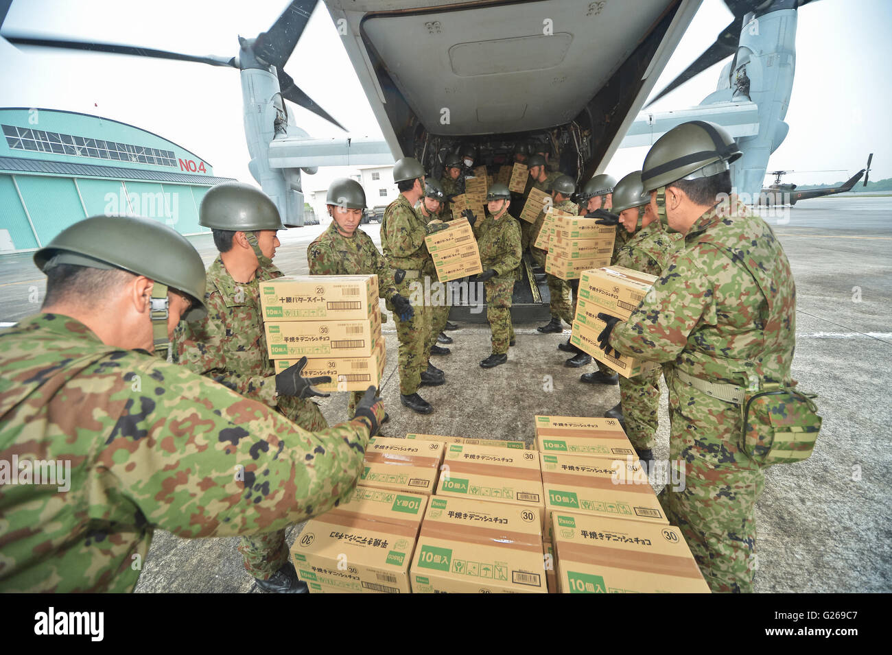 Il Giappone del suolo e dell'aria Self Defence Force con U.S. Marines membri di carico fornisce aiuto su MV-22 Osprey al JGSDF Vice-Camp Takayubaru in Mashiki, Prefettura di Kumamoto, Giappone il 23 aprile 2016. © AFLO/Alamy Live News Foto Stock