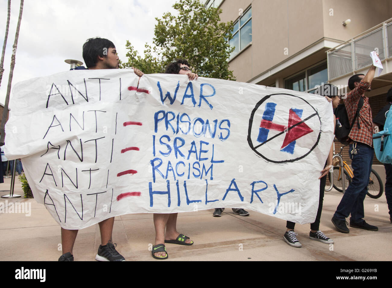 Riverside, California, Stati Uniti d'America. Xxiv Maggio, 2016. Hillary Clinton sostenitori e i manifestanti si scontrano al di fuori di un rally presso la University of California a Irvine. Gli studenti hanno protestato di Clinton del record sulla politica estera. Credito: Mariel Calloway/ZUMA filo/Alamy Live News Foto Stock