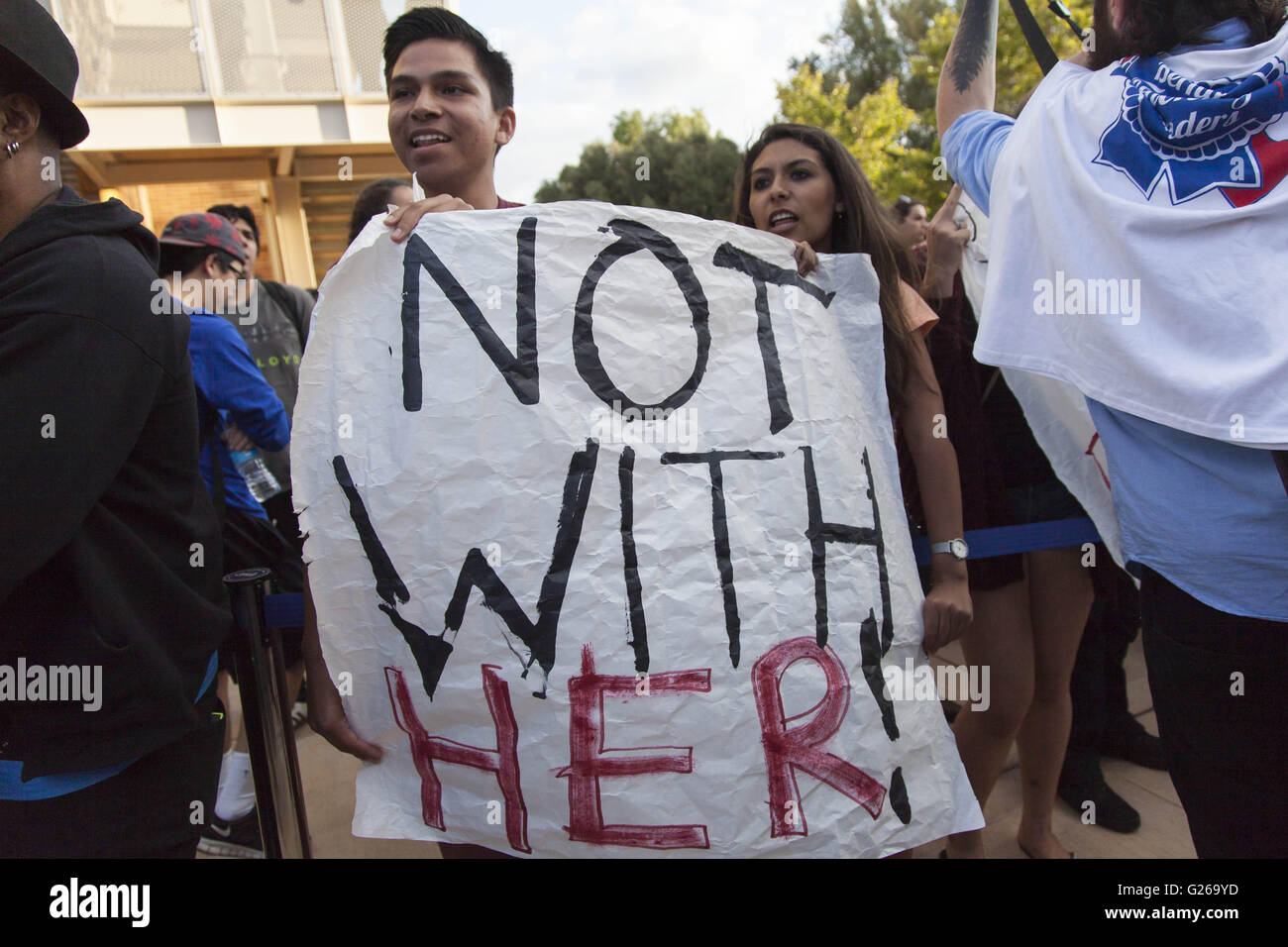 Riverside, California, Stati Uniti d'America. Xxiv Maggio, 2016. Hillary Clinton sostenitori e i manifestanti si scontrano al di fuori di un rally presso la University of California a Irvine. Gli studenti hanno protestato di Clinton del record sulla politica estera. Credito: Mariel Calloway/ZUMA filo/Alamy Live News Foto Stock