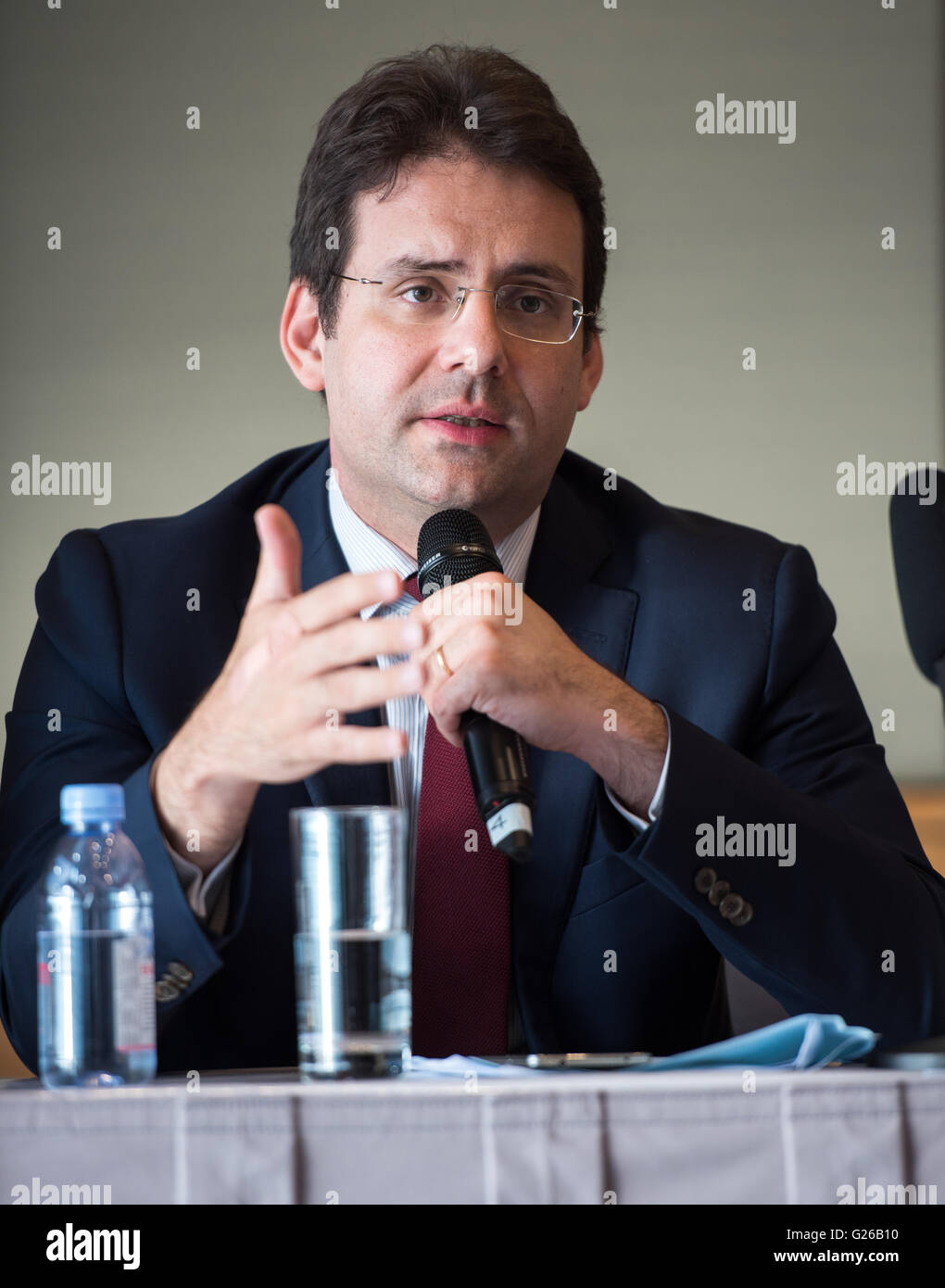 Ras di Hong Kong, Cina. Il 25 maggio 2016. Matthias Fekl il Segretario di Stato per il commercio estero , la promozione del turismo e Dom ospita una conferenza stampa a Hong Kong. A seguito di una passeggiata attraverso il Vinexpo presso il Centro Convegni ed Esposizioni di Hong Kong, l'uomo politico francese di fronte alle domande del media cinesi. Signor Fekl era veloce a sottolineare gli sforzi compiuti per accogliere il turismo cinese e di aumentare la sicurezza personale per il turista. Foto Stock