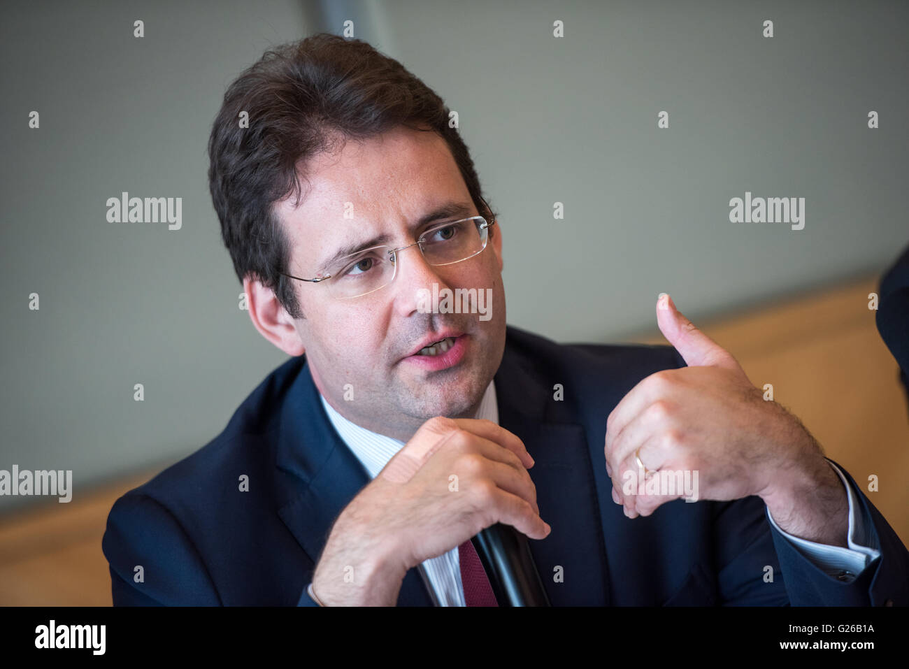 Ras di Hong Kong, Cina. Il 25 maggio 2016. Matthias Fekl il Segretario di Stato per il commercio estero , la promozione del turismo e Dom ospita una conferenza stampa a Hong Kong. A seguito di una passeggiata attraverso il Vinexpo presso il Centro Convegni ed Esposizioni di Hong Kong, l'uomo politico francese di fronte alle domande del media cinesi. Signor Fekl era veloce a sottolineare gli sforzi compiuti per accogliere il turismo cinese e di aumentare la sicurezza personale per il turista. Foto Stock