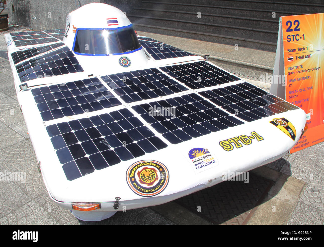 Thailandia. 25 Maggio, 2016. Dopo aver effettuato la giunzione sul World Solar Challenge 2015 gara in Australia. Siam College Tecnologico mostrano il primo innovativo auto solare STC-1 in Thailandia durante la conferenza stampa in occasione della Giornata mondiale dell'ambiente. Credito: Vichan Poti/Pacific Press/Alamy Live News Foto Stock