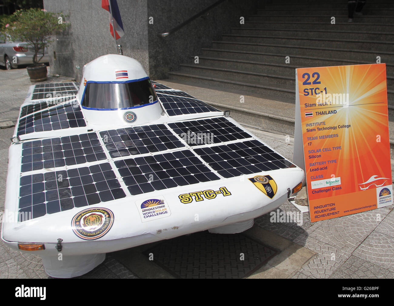 Thailandia. 25 Maggio, 2016. Dopo aver effettuato la giunzione sul World Solar Challenge 2015 gara in Australia. Siam College Tecnologico mostrano il primo innovativo auto solare STC-1 in Thailandia durante la conferenza stampa in occasione della Giornata mondiale dell'ambiente. Credito: Vichan Poti/Pacific Press/Alamy Live News Foto Stock