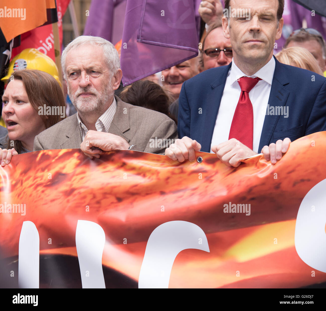 Londra, UK, 25 maggio 2016, Jeremy Corbyn MP, PC leader del partito laburista, conduce la protesta di lavoratori siderurgici in London Credit: Ian Davidson/Alamy Live News Foto Stock