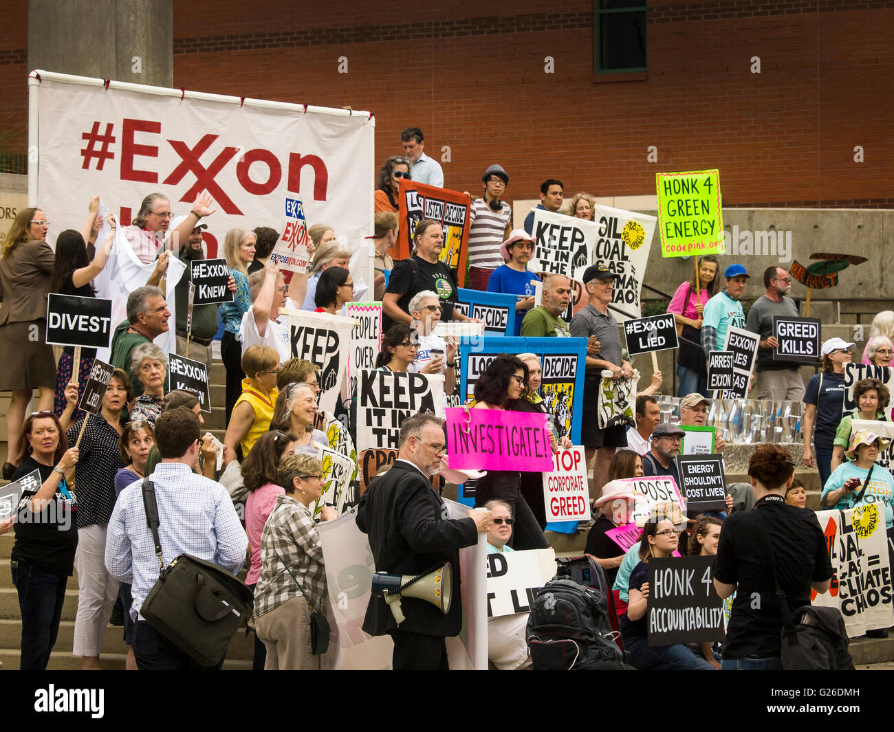 Dallas, Texas, Stati Uniti d'America. 25 Maggio, 2016. Con ambientalista che protestavano davanti, Exxon Mobil assemblea degli azionisti a Dallas, in Texas, ha ottenuto di votare su diverse risoluzioni per adattarsi a 2 gradi il credito di scenario: Foto Stock