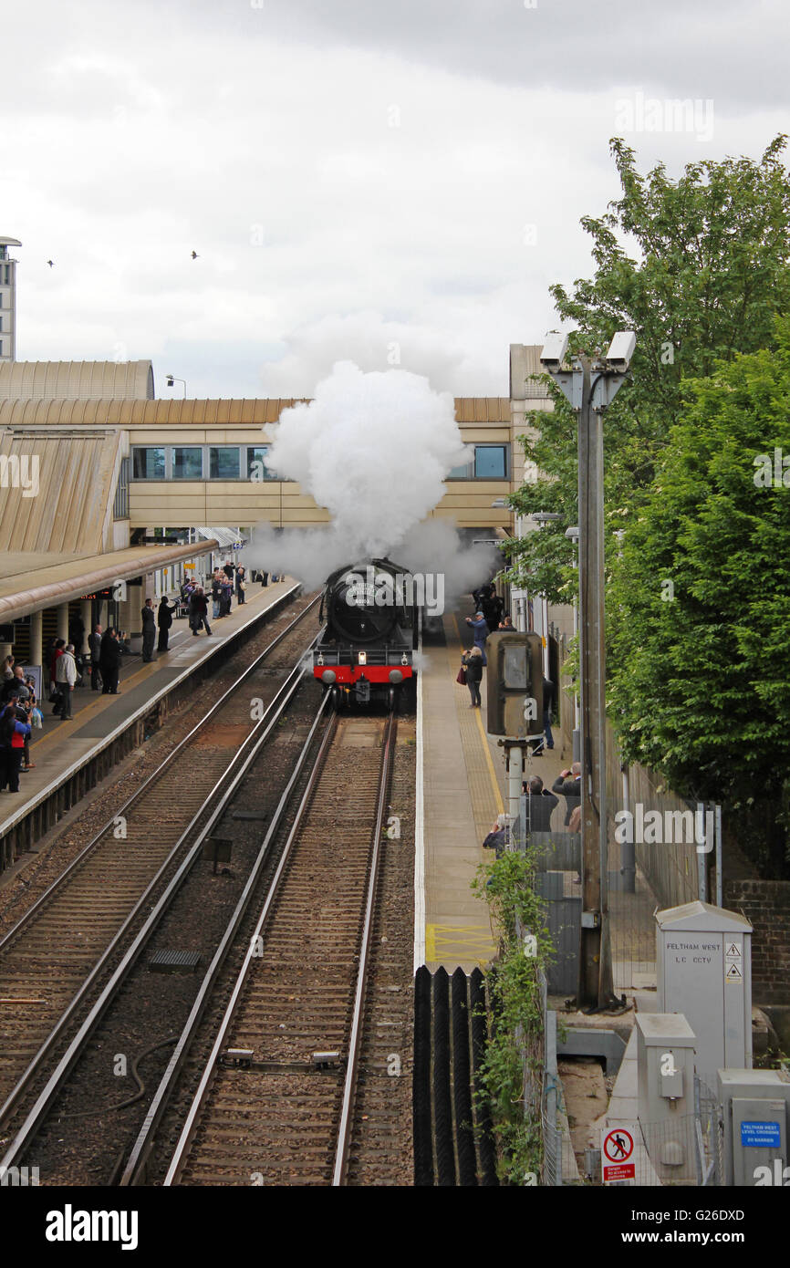 Feltham, Hounslow, London, Regno Unito. Il 25 maggio 2016. Il Flying Scotsman ondeggianti del vapore che passa attraverso la stazione di Feltham, Londra, Regno Unito. Questo era sulla gamba verso l'esterno di un viaggio da Londra Victoria sud a Guildford, attraverso le colline del Surrey e ritornare a Londra via Croydon. Credito: Julia Gavin UK/Alamy Live News Foto Stock