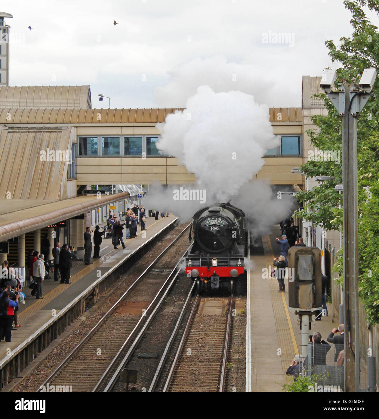 Feltham, Hounslow, London, Regno Unito. Il 25 maggio 2016. Il Flying Scotsman ondeggianti del vapore che passa attraverso la stazione di Feltham, Londra, Regno Unito. Questo era sulla gamba verso l'esterno di un viaggio da Londra Victoria sud a Guildford, attraverso le colline del Surrey e ritornare a Londra via Croydon. Credito: Julia Gavin UK/Alamy Live News Foto Stock