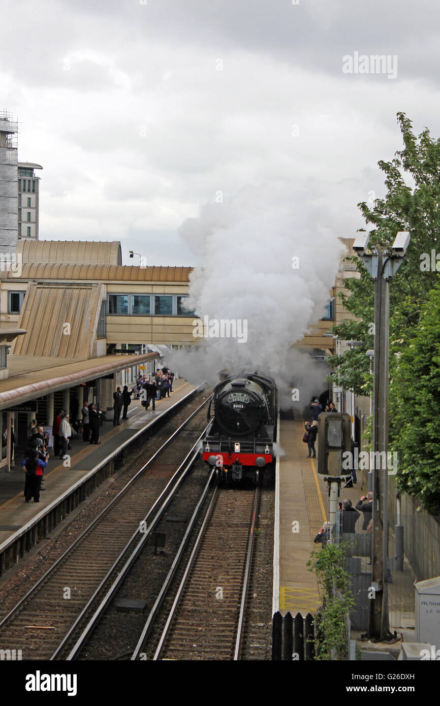 Feltham, Hounslow, London, Regno Unito. Il 25 maggio 2016. Il Flying Scotsman ondeggianti del vapore che passa attraverso la stazione di Feltham, Londra, Regno Unito. Questo era sulla gamba verso l'esterno di un viaggio da Londra Victoria sud a Guildford, attraverso le colline del Surrey e ritornare a Londra via Croydon. Credito: Julia Gavin UK/Alamy Live News Foto Stock