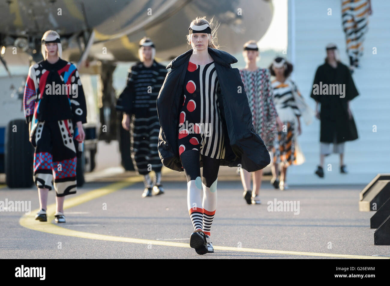 Helsinki, Finlandia. Xxiv Maggio, 2016. Modelli presentati collezione danese di fashion designer Henrik Vibskov durante l ultima pista Fashion Show all'aeroporto di Helsinki, Finlandia, il 24 maggio 2016. Una sfilata unica si è svolta martedì sera presso la pista 2 dell'aeroporto di Helsinki, che è stato trasformato in una passerella e abilitato sette designer provenienti da Cina, Corea, Giappone, Regno Unito, Svezia, Danimarca e Finlandia per presentare le loro collezioni. © Sergei Stepanov/Xinhua/Alamy Live News Foto Stock