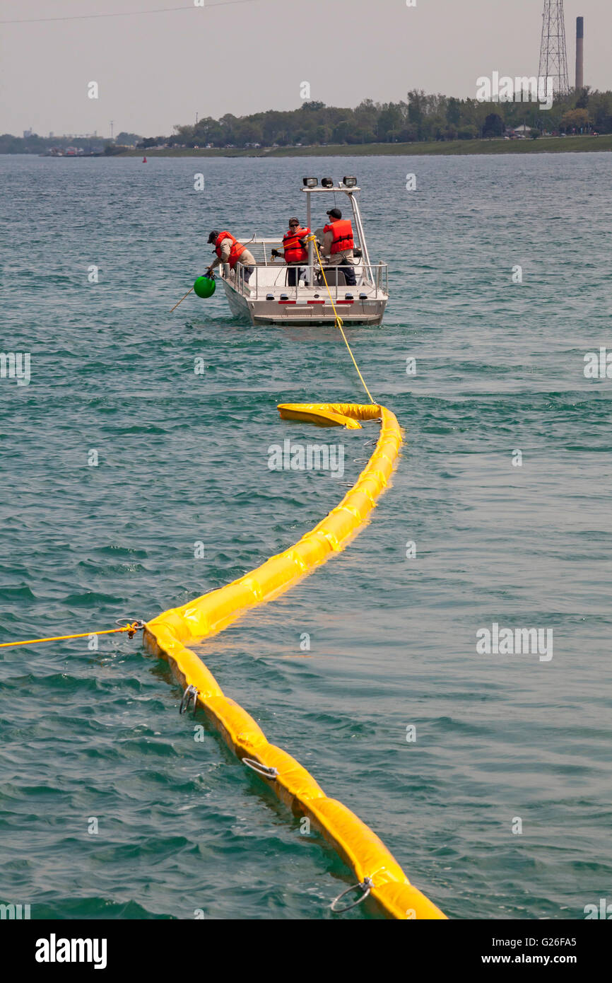 Marysville, Michigan STATI UNITI D'AMERICA. Gli Stati Uniti Coast Guard, insieme con le altre agenzie negli Stati Uniti e in Canada, treni per la possibilità di una fuoriuscita di petrolio in cui due Enbridge Energy gasdotti attraversano il St. Clair River. In caso di fuoriuscite dal 98-anno-vecchi gasdotti potrebbero inquinare la minore Grandi Laghi e mettono a repentaglio la fornitura di acqua potabile per milioni. Credito: Jim West/Alamy Live News Foto Stock