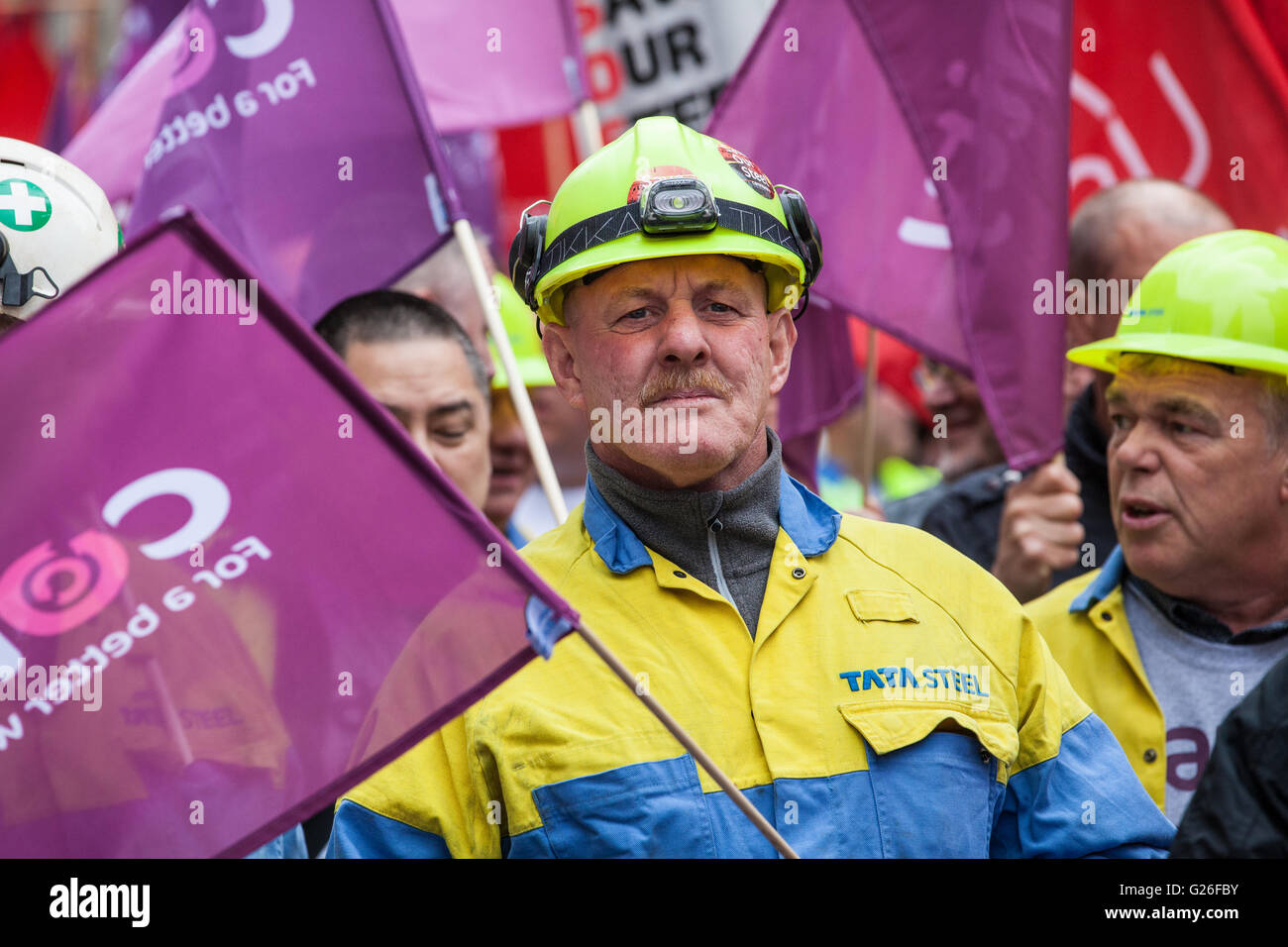 Londra, Regno Unito. 25 Maggio, 2016. Centinaia di lavoratori siderurgici marzo a Westminster per mantenere la pressione sulla Tata e il governo per salvare il Regno Unito industria siderurgica. Credito: Mark Kerrison/Alamy Live News Foto Stock