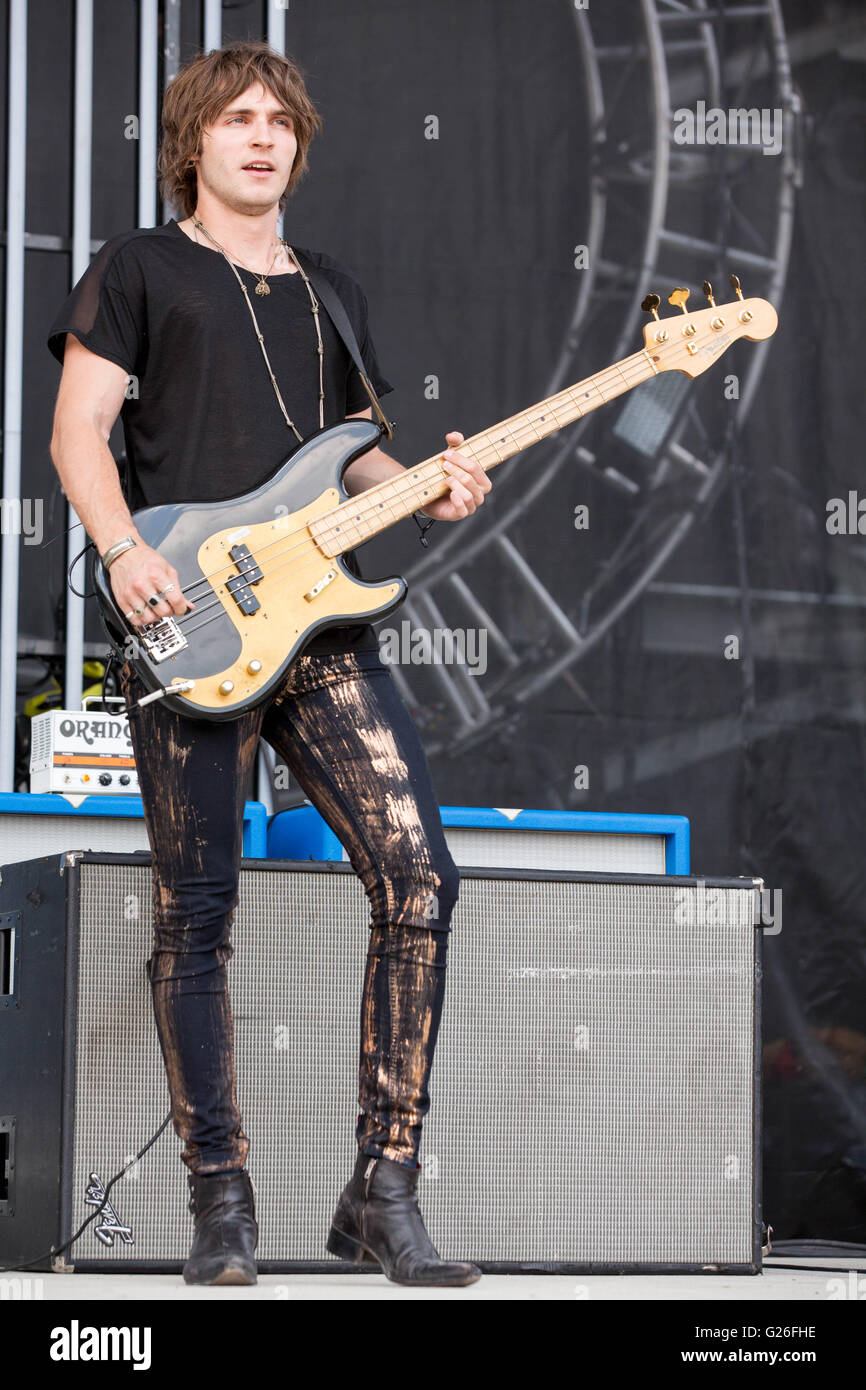 Columbus, Ohio, Stati Uniti d'America. 22 Maggio, 2016. Il bassista JED ELLIOTT dei puntoni suona dal vivo durante la roccia sulla gamma festival di musica al Columbus Crew Stadium di Columbus, Ohio © Daniel DeSlover/ZUMA filo/Alamy Live News Foto Stock