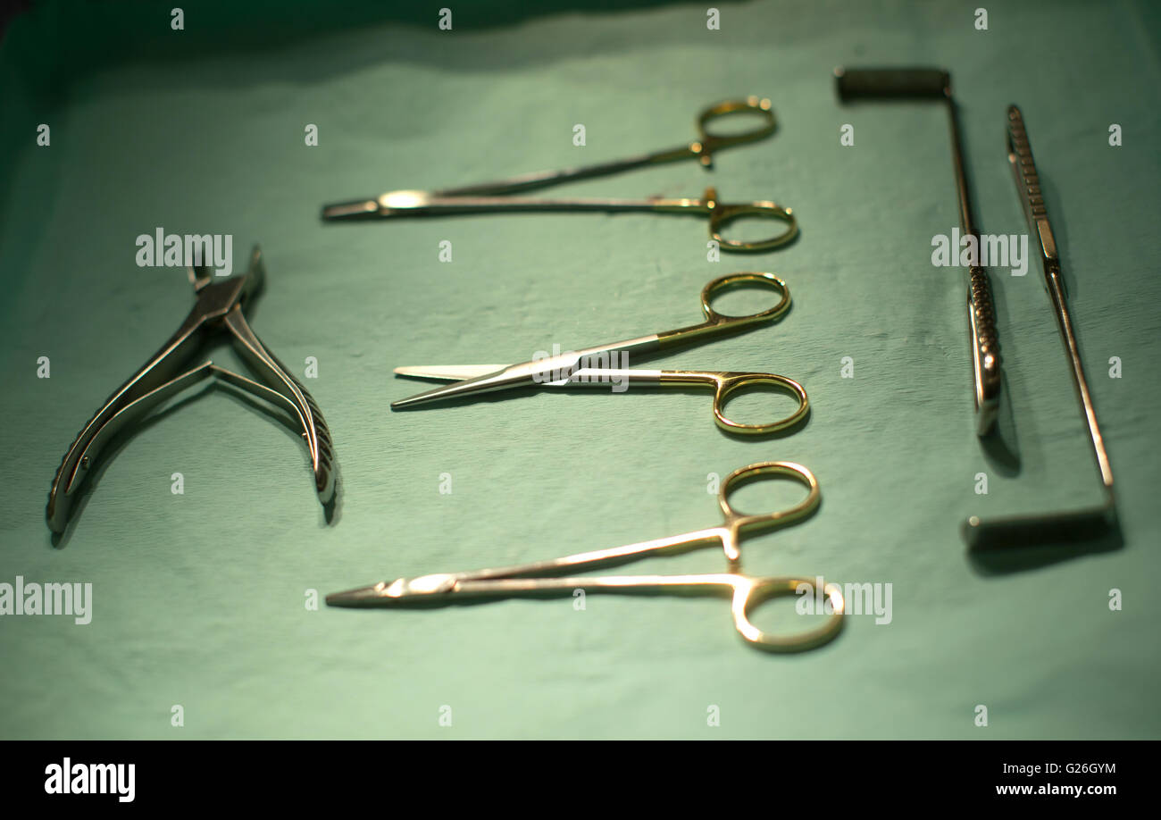 Strumenti chirurgici sterili stabiliti nel teatro operativo prima di un'operazione Foto Stock
