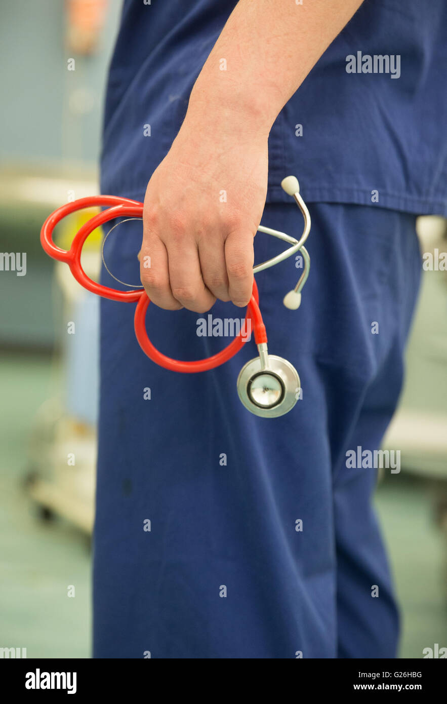 Un medico può contenere uno stetoscopio in un ospedale Foto Stock