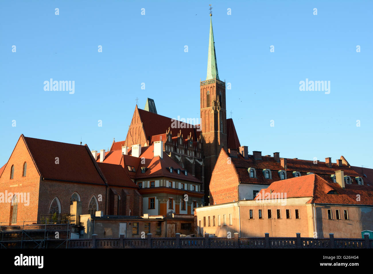 Wroclaw, Polonia - 5 Giugno 2015: Santa Croce Chiesa torre e rofs a Wroclaw in Polonia. Foto Stock