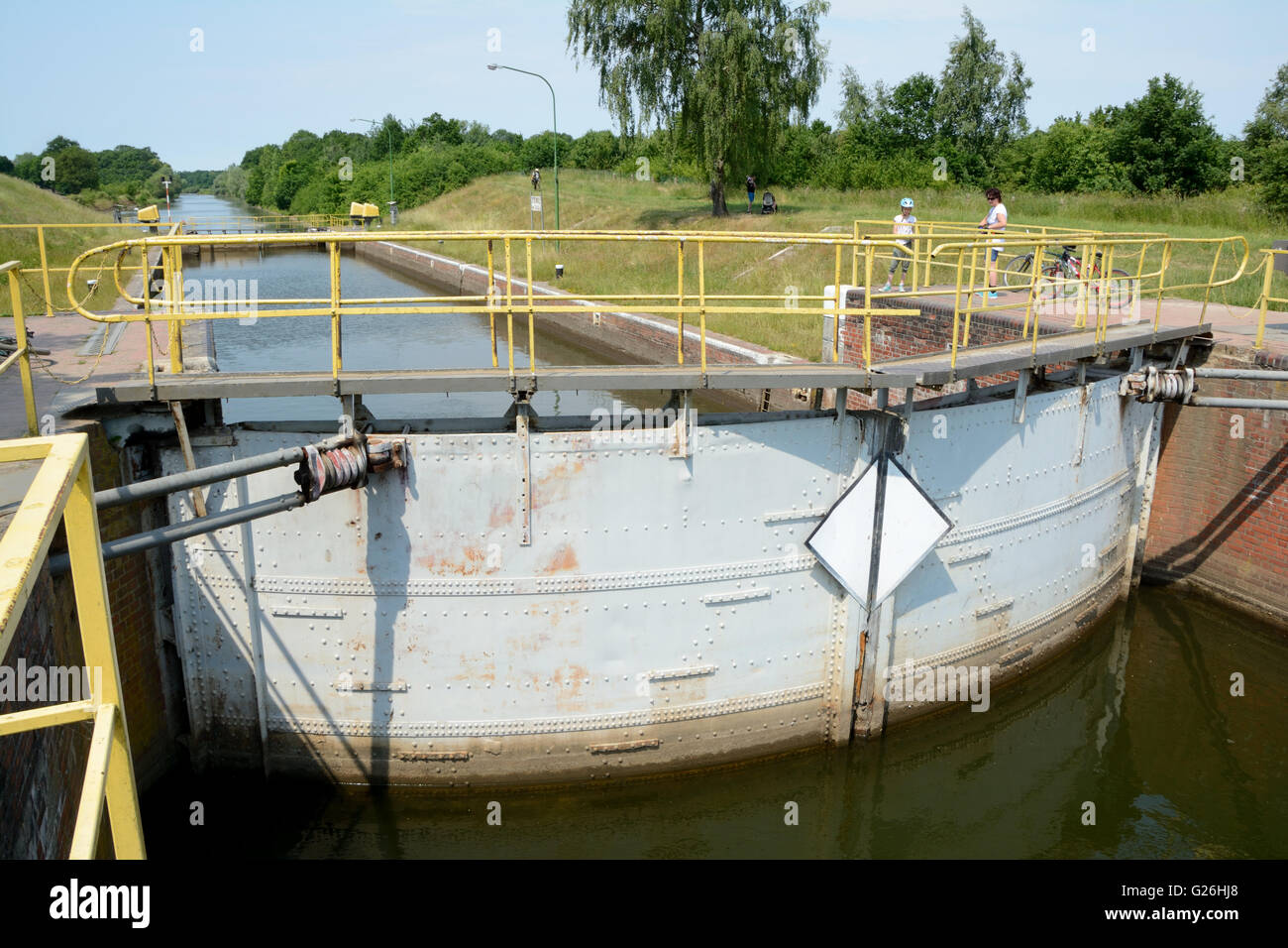 Wroclaw, Polonia - 7 Giugno 2015: saracinesca sul fiume Odra a Wroclaw in Polonia. Persone non identificate visibile. Foto Stock