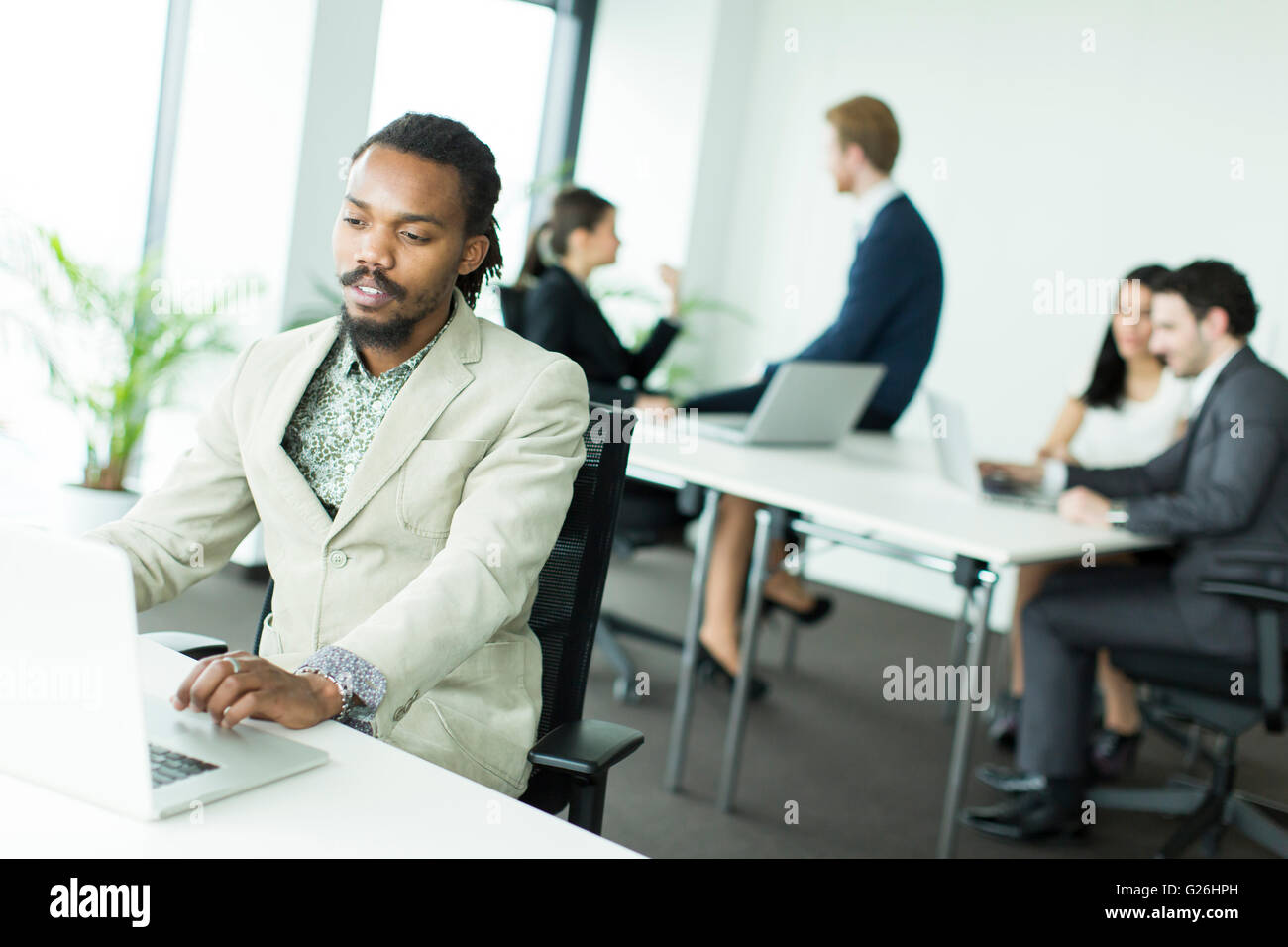 African American businessman lavorare alla scrivania in ufficio Foto Stock