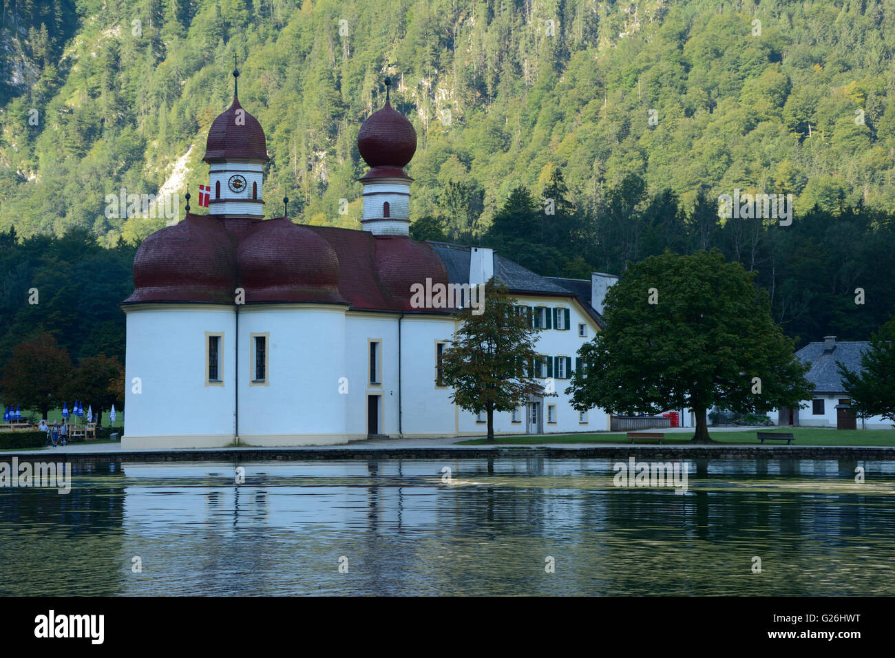 Schonau am Konigssee, Germania - 30 agosto 2015: la mattina presto a San Bartholoma chiesa al lago Koenigssee vicino a Schonau am Kon Foto Stock