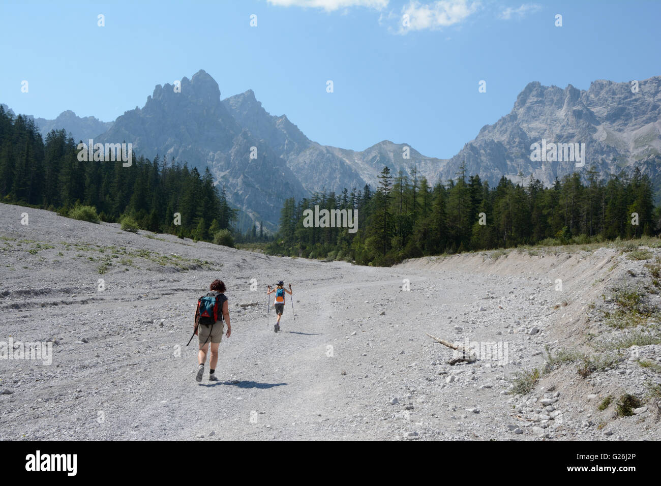 Ramsau, Germania - 31 agosto 2015: due turisti non identificato donna e bambino a camminare su astragalo in valle Wimbachtal nelle Alpi in germe Foto Stock