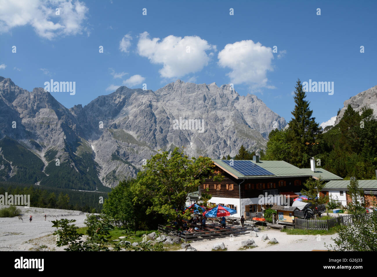 Ramsau, Germania - 31 agosto 2015: Wimbachgrieshutte ostello di montagna nella valle Wimbachtal nelle Alpi in Germania. Peopl non identificato Foto Stock