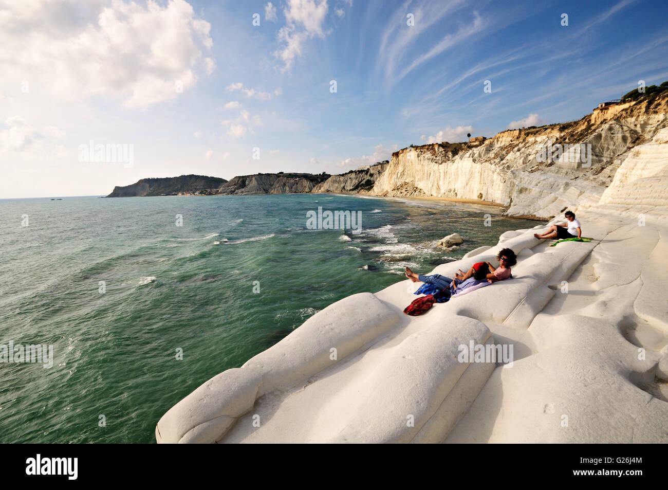 Persone rilassante sulla bella bianca scogliera di marna della Scala dei Turchi, Realmonte, Sicilia, Italia Foto Stock