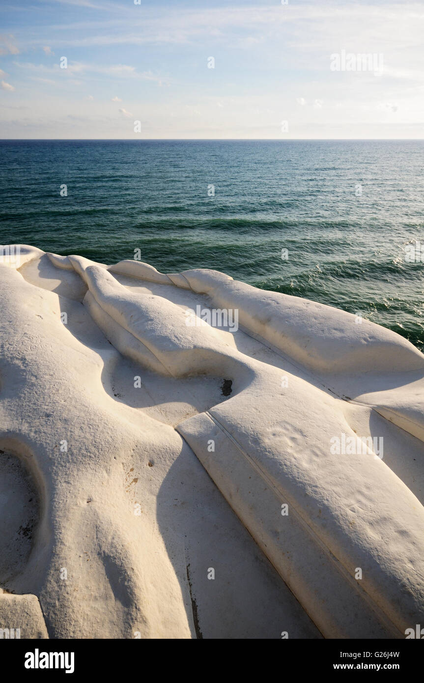 Bagno turco Scale (Scala dei Turchi) oltre il mare Mediterraneo, Realmonte, Sicilia, Italia Foto Stock