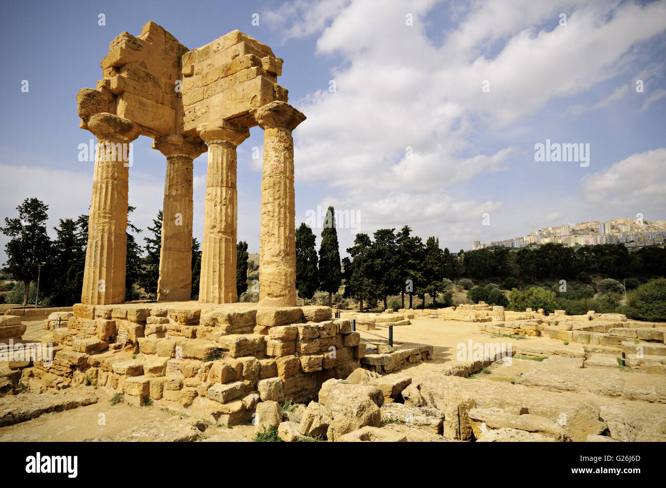 Tempio dei Dioscuri (o tempio di Castore e Polluce) e la città di Agrigento e la Valle dei Templi, Sicilia, Italia Foto Stock