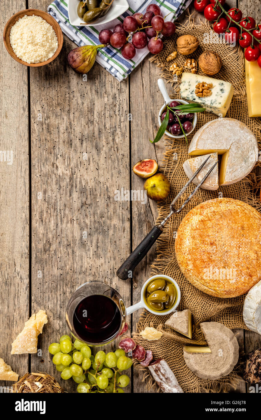 Vari tipi di formaggio tradizionale e delicatezza adatto per vino, poste su legno, girato da alto angolo di visione. Foto Stock