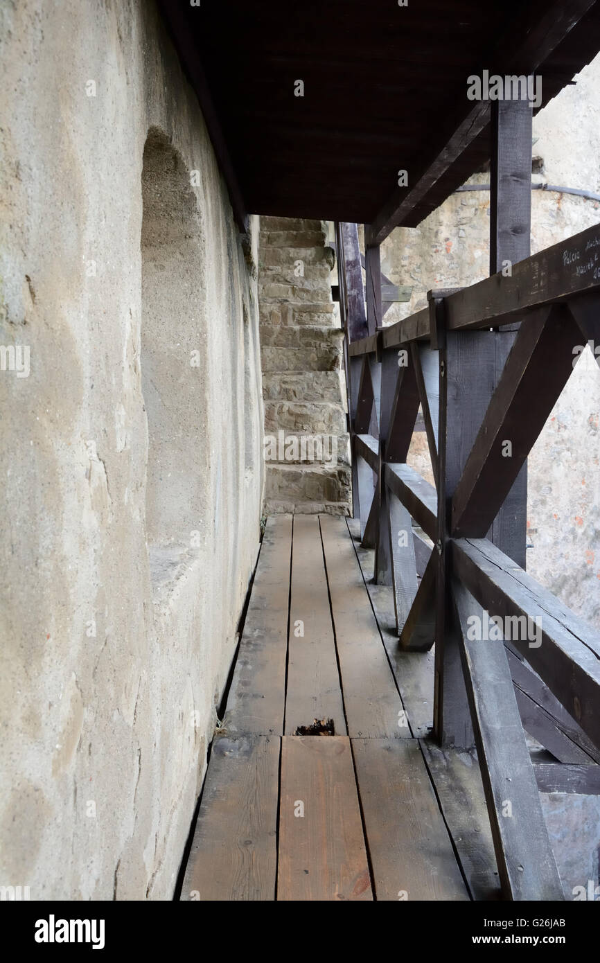 Passerella in legno e la barriera Sui merli del castello Foto Stock