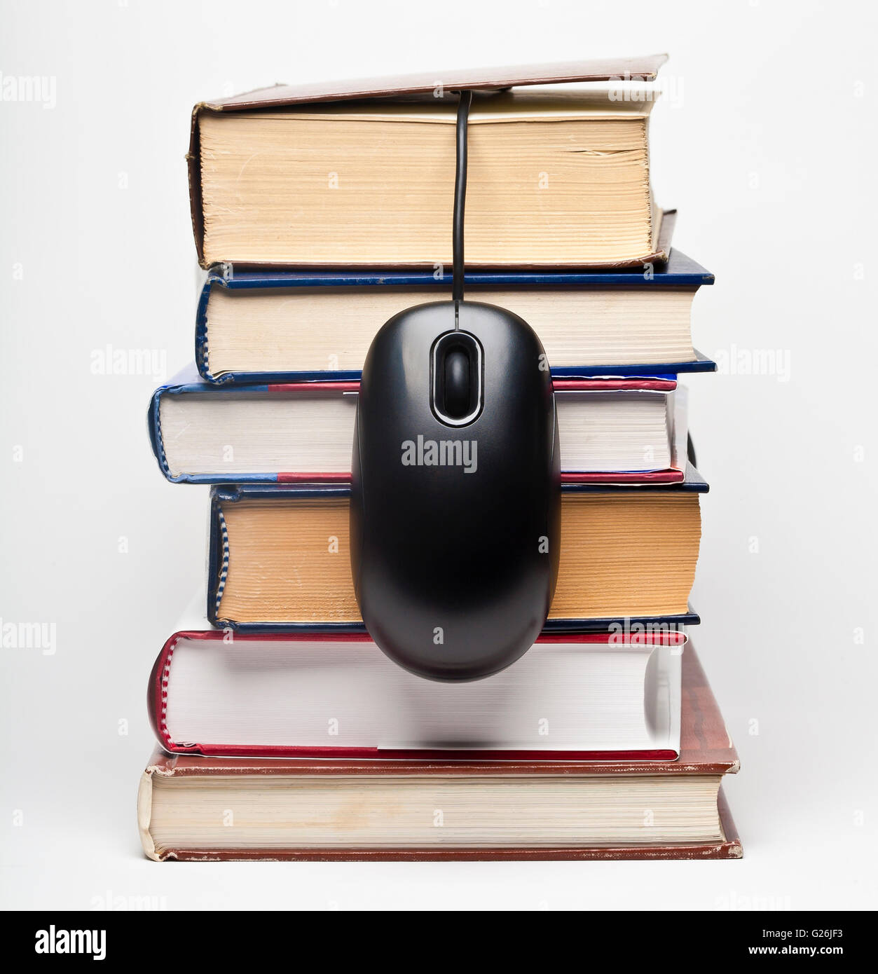 Pila di libri con copertina rigida e mouse nero Foto Stock