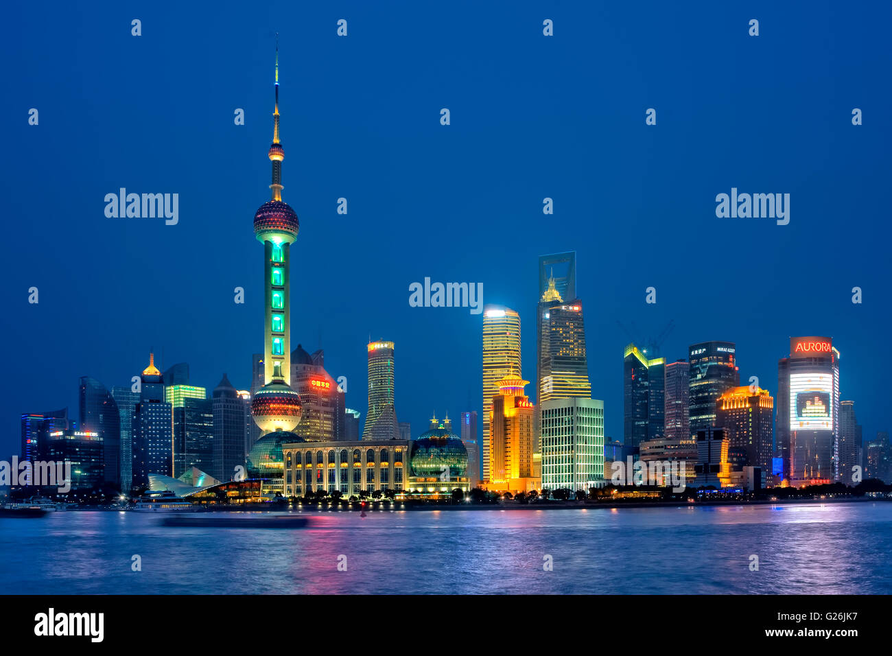 Il Pudong skyline notturno Foto Stock