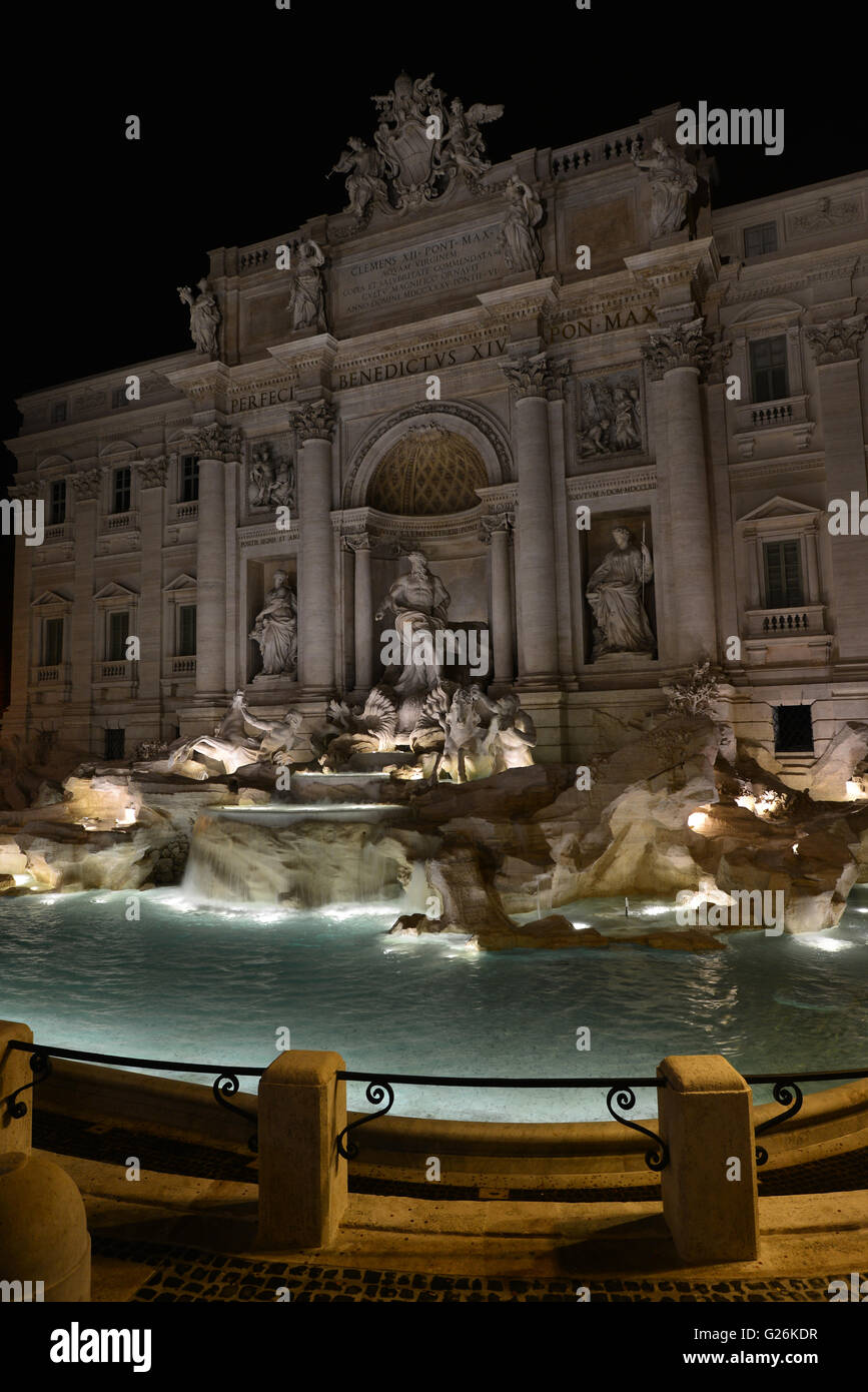 La bellissima Fontana di Trevi con Dio Oceano e tritoni statue di notte Foto Stock