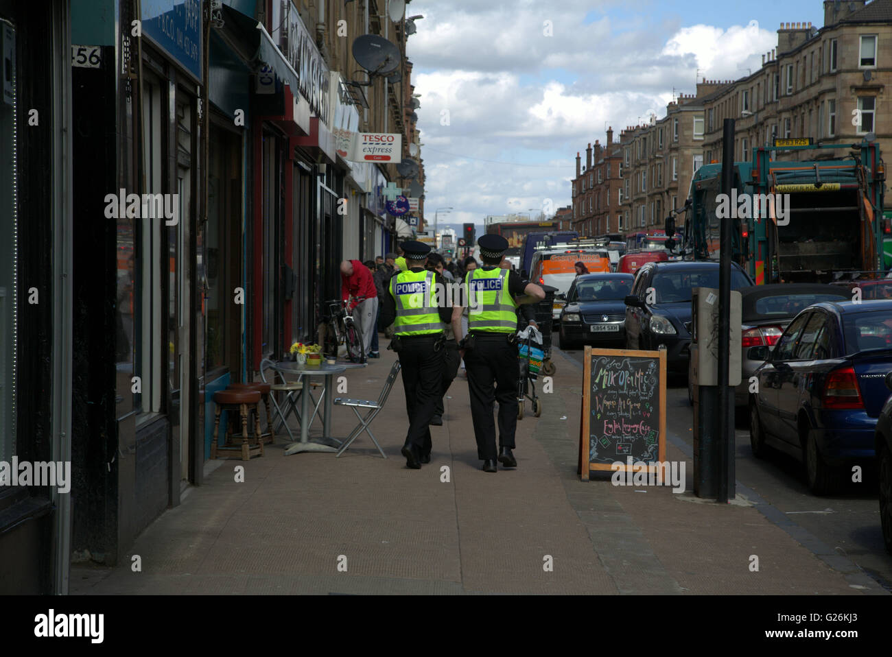 La polizia di pattuglia nella zona peggiore della Scozia, Govanhill, Glasgow, Scotland, Regno Unito. Foto Stock