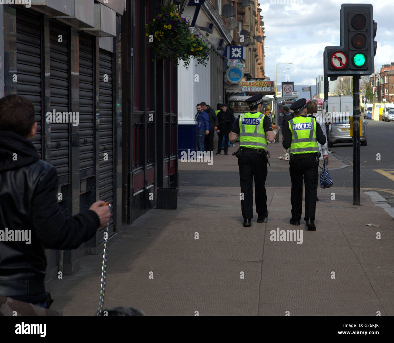 La polizia di pattuglia nella zona peggiore della Scozia, Govanhill, Glasgow, Scotland, Regno Unito. Foto Stock