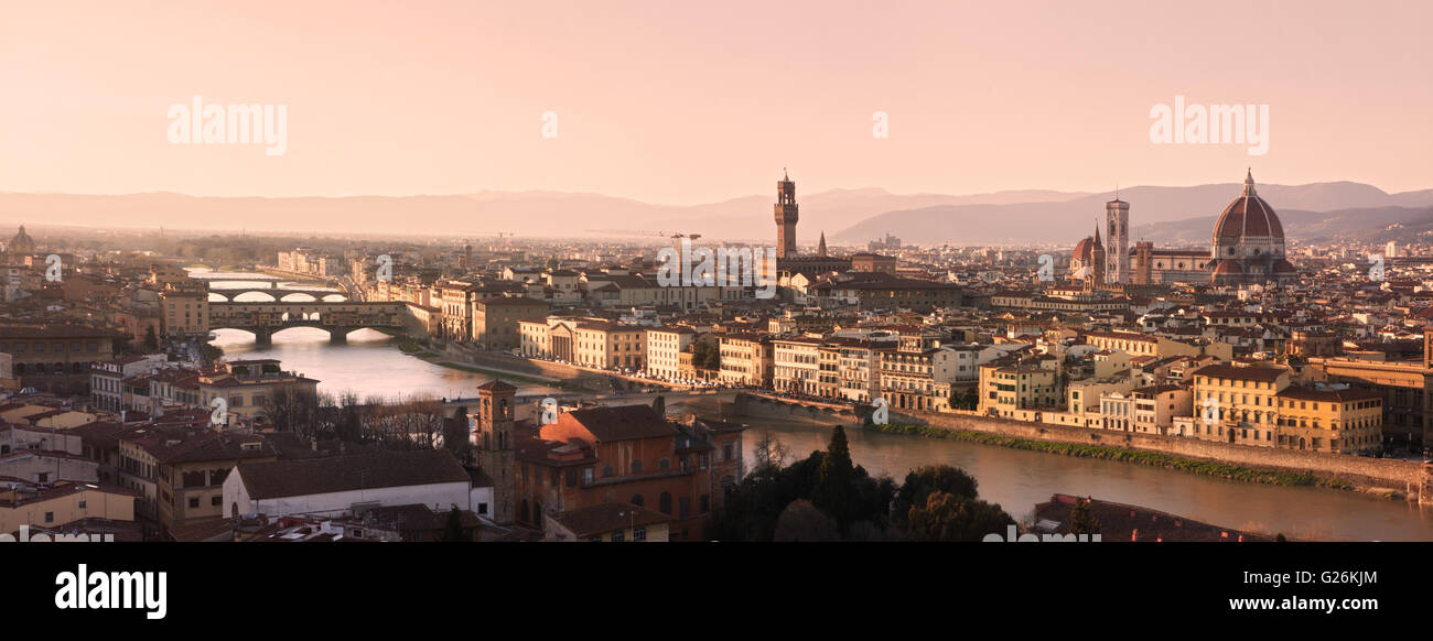 Vista panoramica sullo skyline di Firenze al tramonto visto dal Piazzale Michelangelo Foto Stock