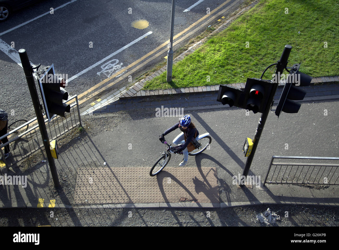 Donna in bici incrocio con semaforo visto dall'alto,Glasgow, Scotland, Regno Unito. Foto Stock