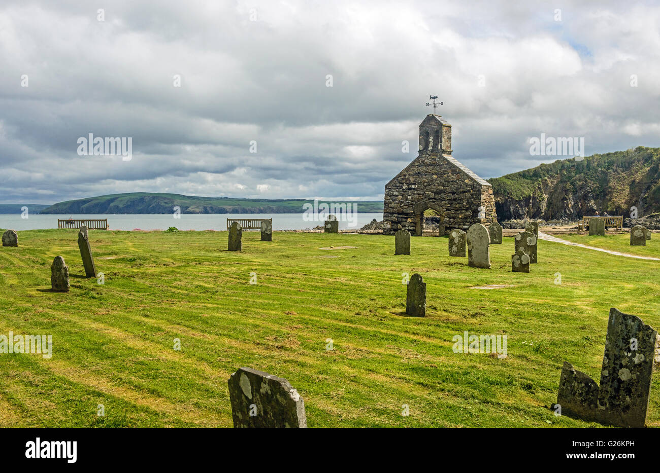 CWM YR Eglwys, un villaggio sulla costa settentrionale di Pembrokeshire. I resti della chiesa erano tutto ciò che è stato lasciato dopo una tempesta Foto Stock CWM YR Eglwys, un villaggio sulla costa settentrionale di Pembrokeshire. I resti della chiesa erano tutto ciò che è stato lasciato dopo una tempesta Foto Stock