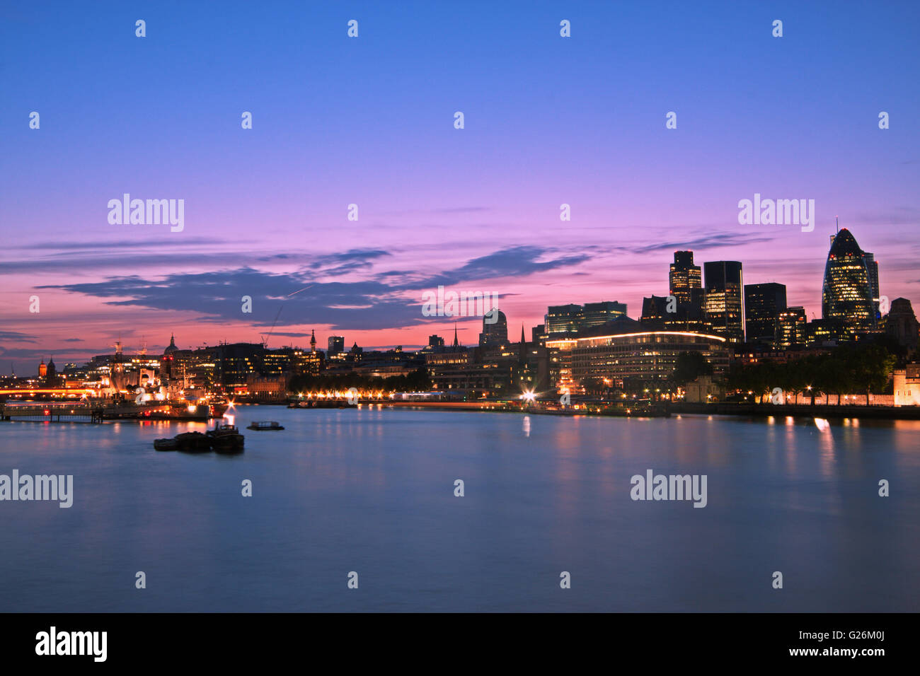 Skyline della città di Londra al tramonto. Il fiume Tamigi sul primo piano, copia dello spazio nel cielo Foto Stock